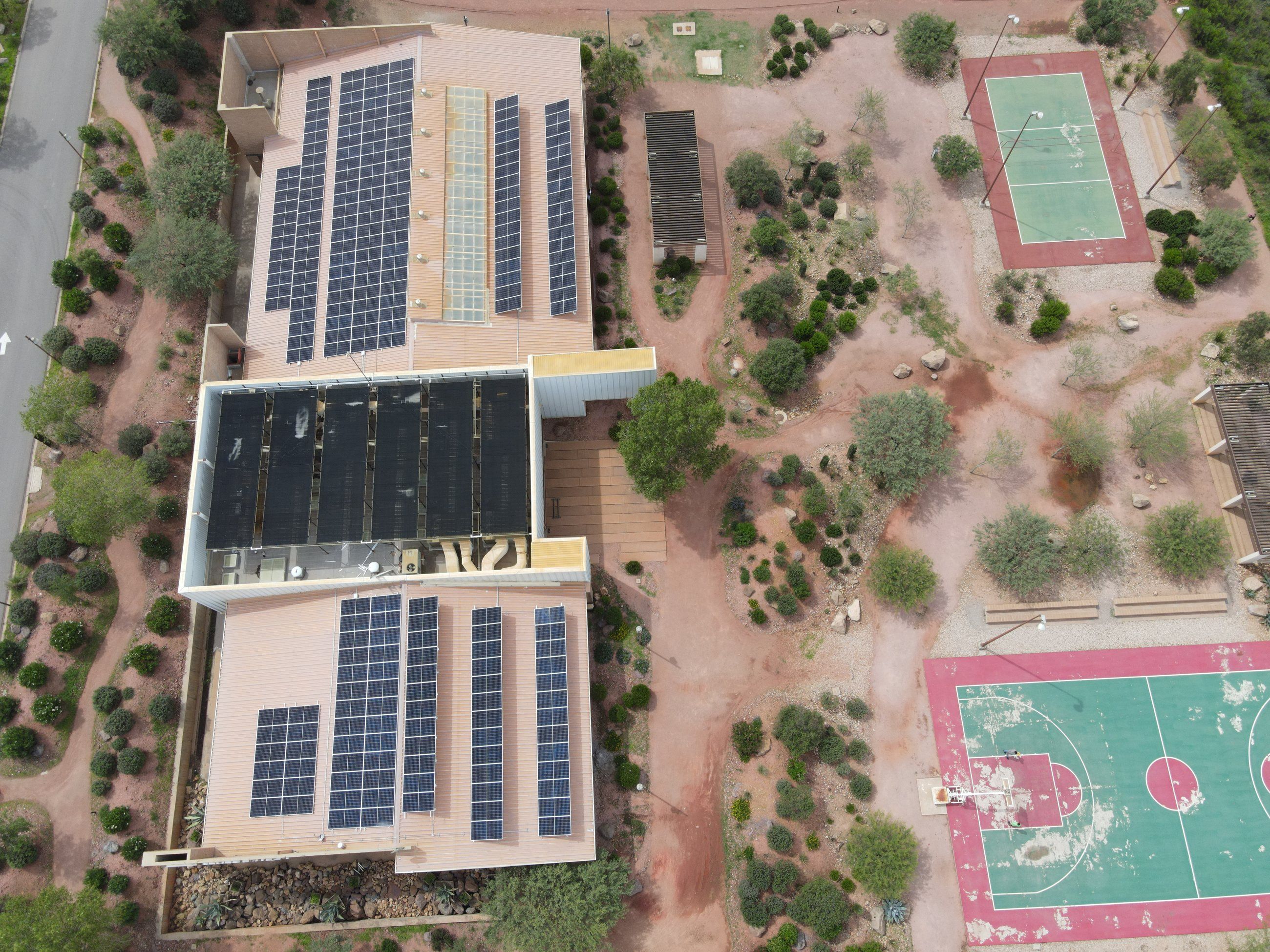 Edificios de Grupo México en Cananea vistos desde arriba, con paneles solares en los techos, entre canchas y vegetación del desierto