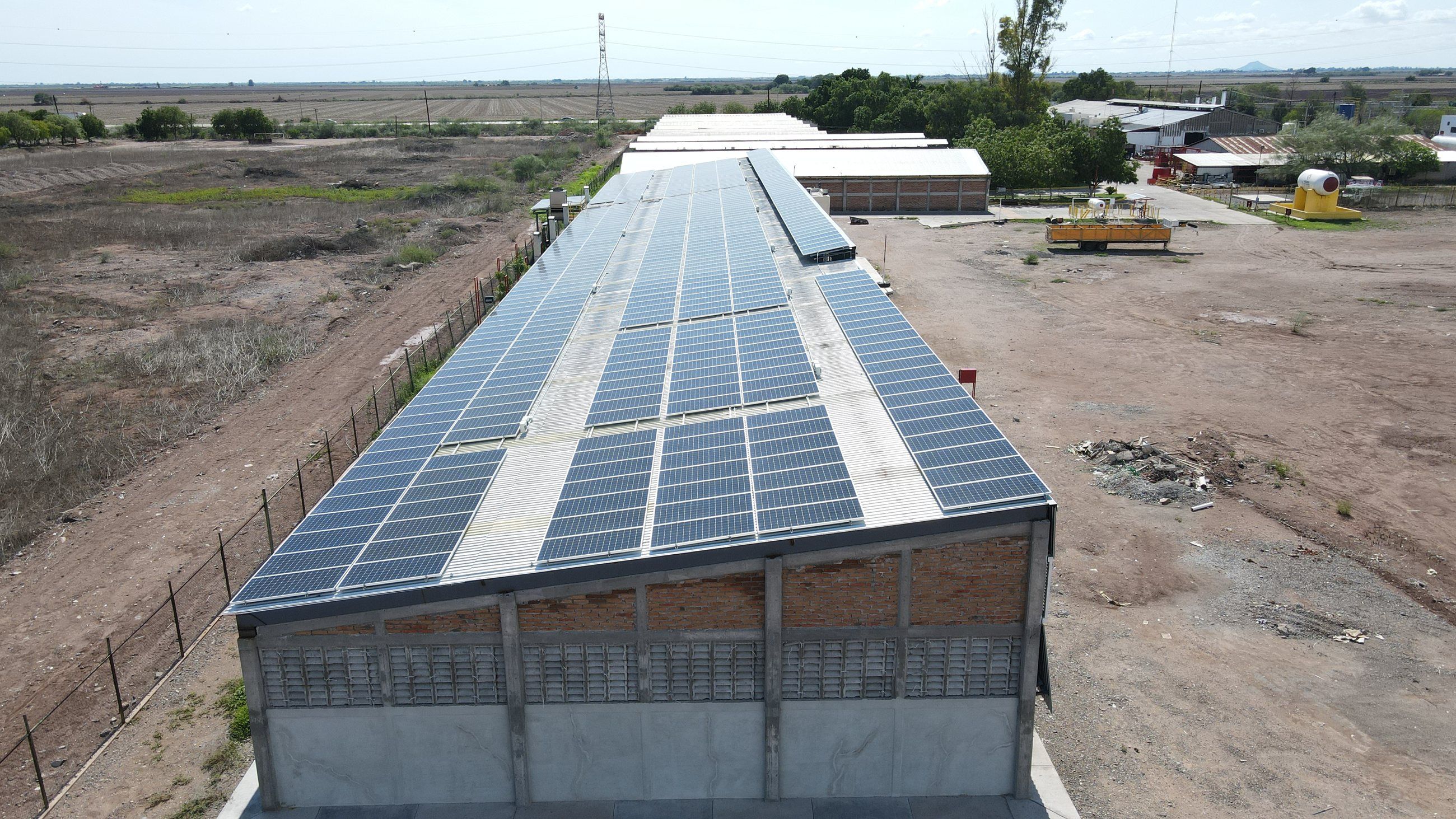 Nave industrial de CEMOPAC en Navojoa con el techo cubierto de paneles solares, vista desde dron