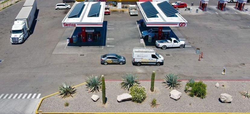 Gasolinera Gastop en Hermosillo vista desde dron: paneles solares sobre las dos techumbres de las bombas y, enfrente, los dos vehículos de Solarix