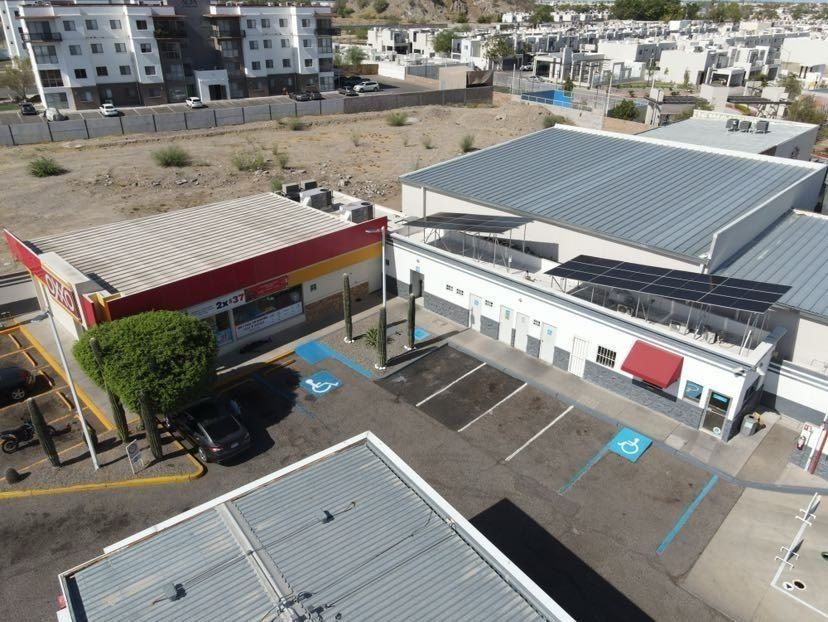 Gasolinera Gastop en Hermosillo con paneles solares sobre la azotea, vista desde dron