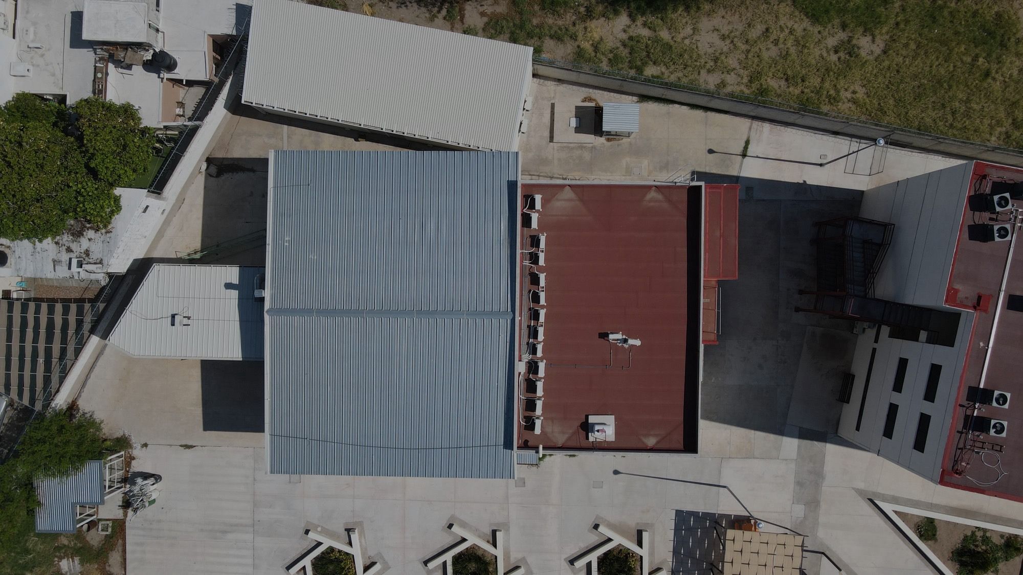 Vista cenital de dron de un inmueble comercial con techos de lámina, antes de instalar paneles