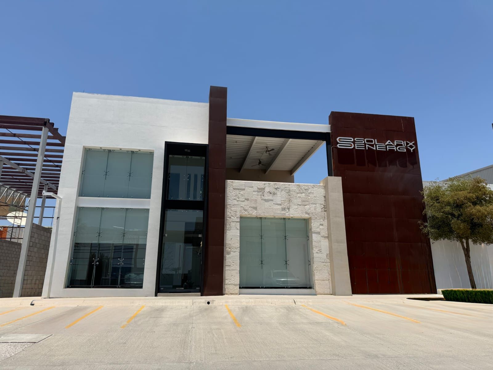 Fachada de la oficina de Solarix Energy en Blvd. Reforma 165, Hermosillo, con el letrero en acero corten