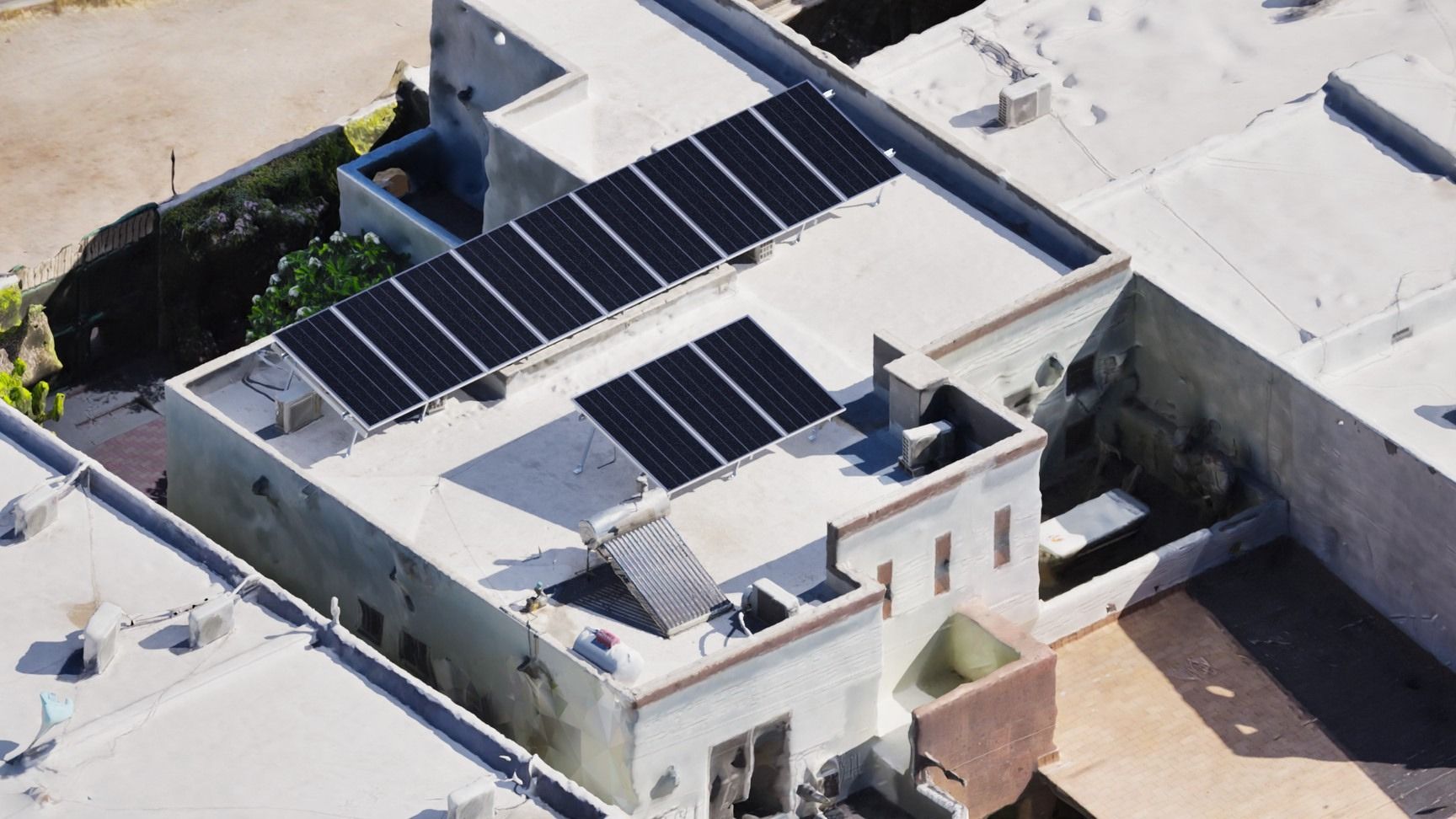 Diseño en 3D de una casa de azotea plana con dos grupos de paneles solares acomodados en el techo