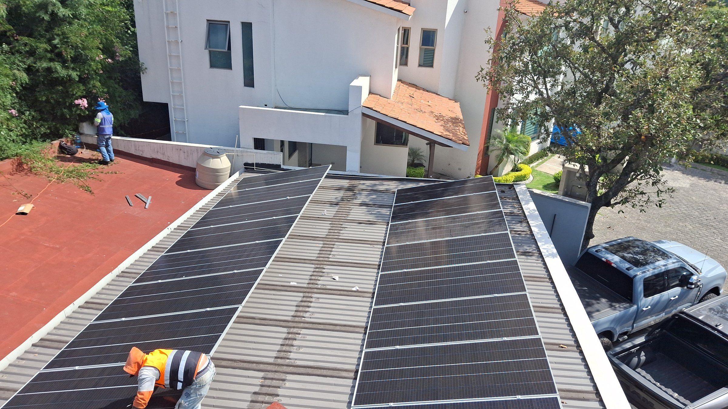 Cuadrilla de Solarix instalando paneles solares sobre un techo de teja