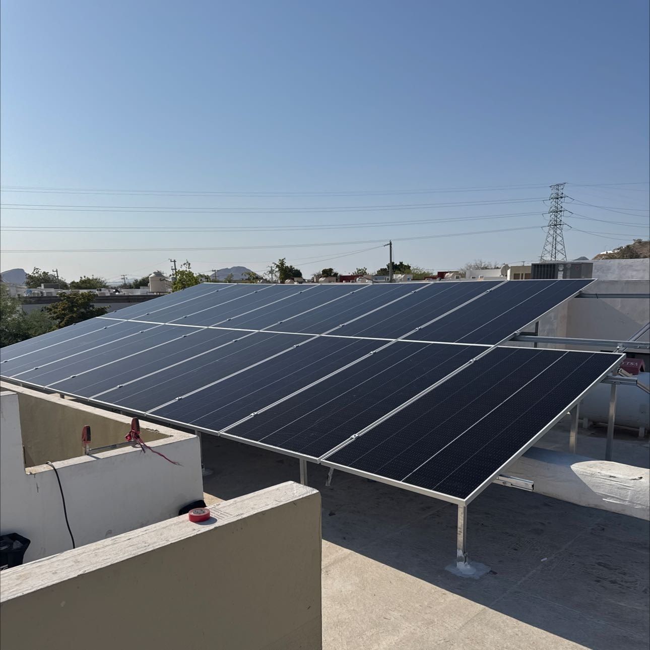 Pérgola de estructura de aluminio con paneles solares en una azotea de Hermosillo